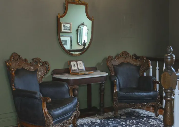 The Gilded Lady - The Socialite Apartment Pensacola